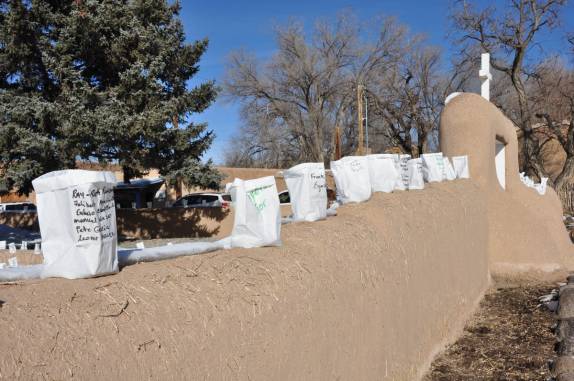 Oferendas nos muros da tradicional igreja de San Francisco de asis, em Taos, no Novo México, nos Estados Unidos